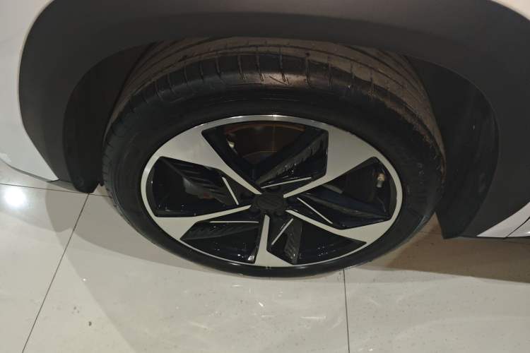 Used Geely Galaxy L7 2023 1.5T 115 km Starship Left Front Wheel Hub