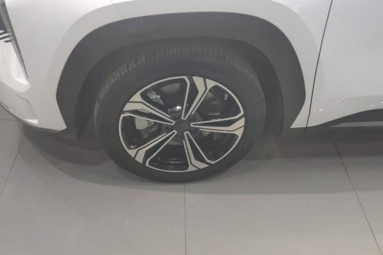 Used Geely Galaxy L7 2023 1.5T 115 km PLUS Left Front Wheel Hub