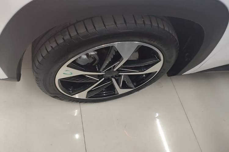 Used Geely Galaxy L7 2023 1.5T 115 km Starship Left Front Wheel Hub