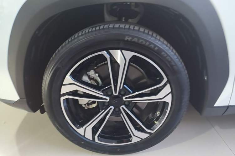Used Geely Galaxy L7 2023 1.5T 115 km PLUS Left Front Wheel Hub