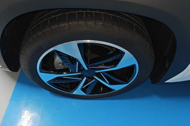 Used Geely Galaxy L7 2023 1.5T 115 km Starship Left Front Wheel Hub