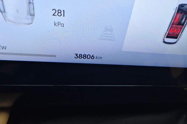 Used Geely Galaxy L7 2023 1.5T 115 km Asian Games Phantom Edition Odometer Close Up