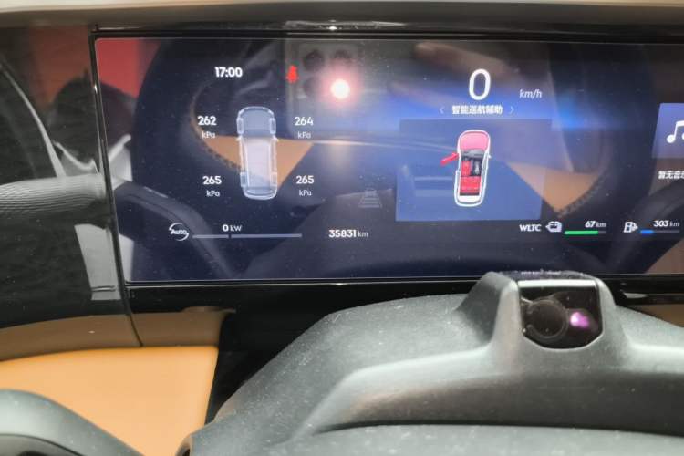 Used Geely Galaxy L7 2023 1.5T 115 km Starship Odometer Close Up