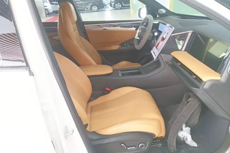 Used Geely Galaxy L7 2023 1.5T 115 km Starship Right Front Seat