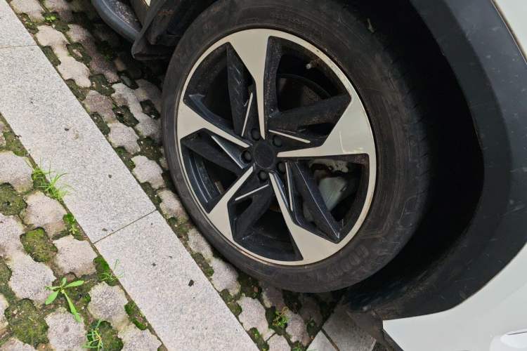 Used Geely Galaxy L7 2023 1.5T 115 km Starship Right Front Wheel Hub