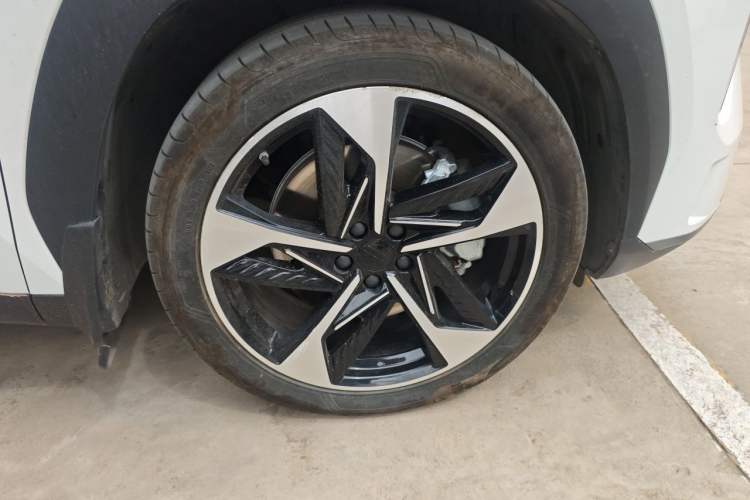 Used Geely Galaxy L7 2023 1.5T 115 km Starship Right Front Wheel Hub