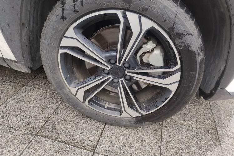 Used Geely Galaxy L7 2023 1.5T 115 km MAX Right Front Wheel Hub