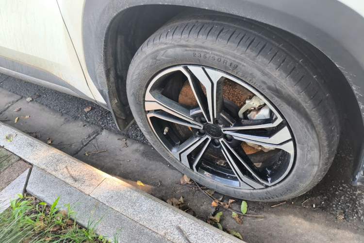 Used Geely Galaxy L7 2023 1.5T 115 km Starship Right Front Wheel Hub