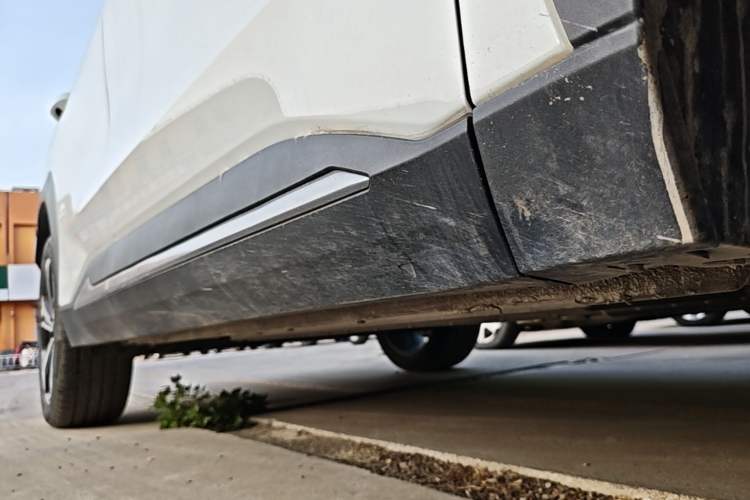 Used Geely Galaxy L7 2023 1.5T 115 km Starship Right Side Sill