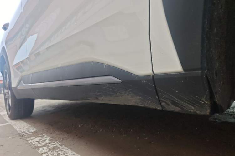 Used Geely Galaxy L7 2023 1.5T 115 km Starship Right Side Sill