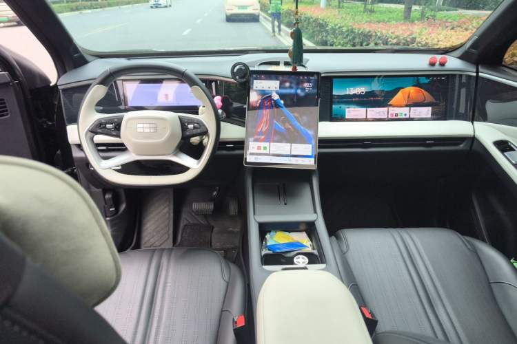 Used Geely Galaxy L7 2024 1.5T 115 km MAX Dragon Edition Center Console