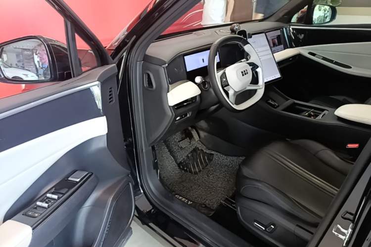 Used Geely Galaxy L7 2024 1.5T 115 km PLUS Dragon Edition Driver Seat