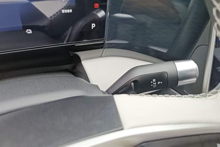 Used Geely Galaxy L7 2024 1.5T 115 km PLUS Dragon Edition Gear Lever