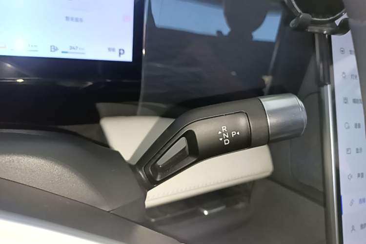 Used Geely Galaxy L7 2024 1.5T 115 km PLUS Dragon Edition Gear Lever