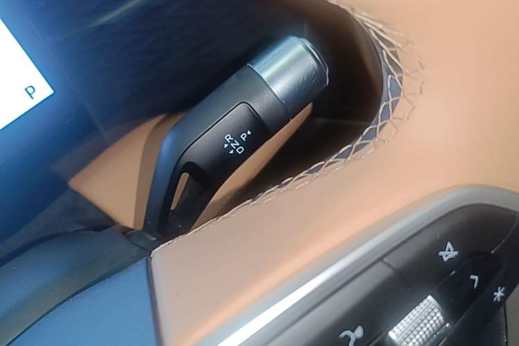 Used Geely Galaxy L7 2024 1.5T 115 km MAX Dragon Edition Gear Lever