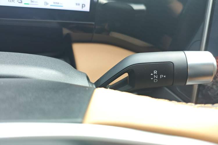Used Geely Galaxy L7 2024 1.5T 115 km PLUS Dragon Edition Gear Lever