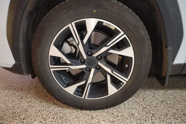 Used Geely Galaxy L7 2024 1.5T 55km PRO Dragon Edition Left Front Wheel Hub