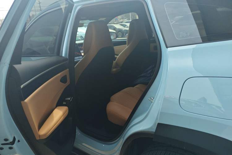 Used Geely Galaxy L7 2024 1.5T 115 km PLUS Dragon Edition Left Rear Seat