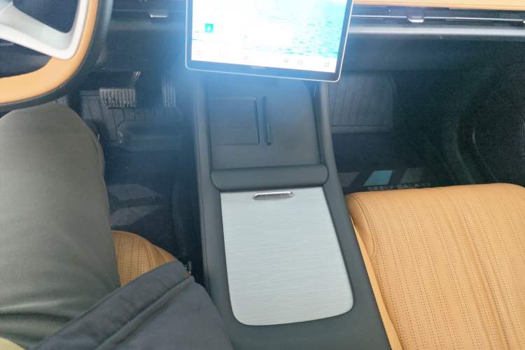 Used Geely Galaxy L7 2024 1.5T 115 km MAX Dragon Edition Gear Lever