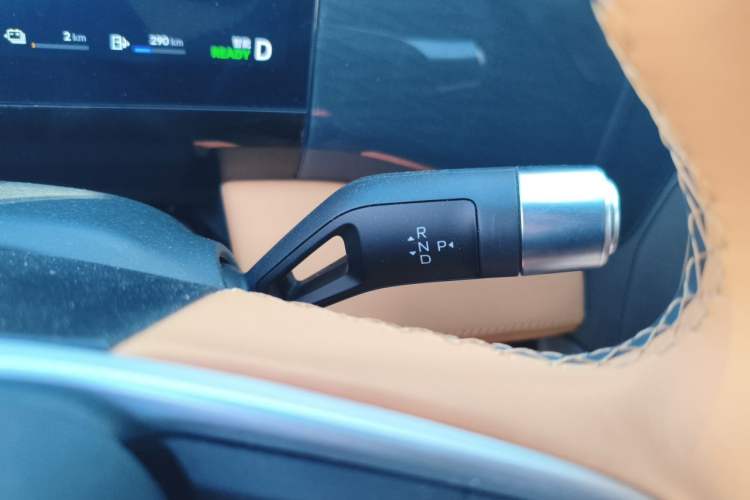 Used Geely Galaxy L7 2024 1.5T 115 km PLUS Dragon Edition Gear Lever
