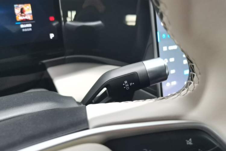 Used Geely Galaxy L7 2024 1.5T 115 km PLUS Dragon Edition Gear Lever
