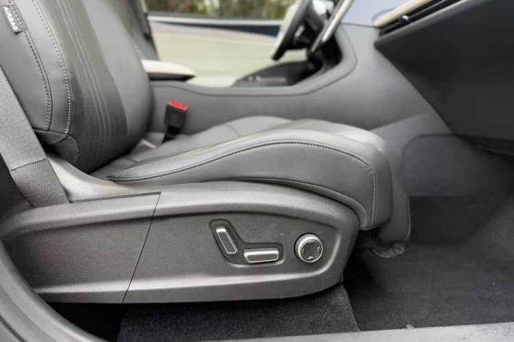 Used Geely Galaxy L7 2024 1.5T 115 km PLUS Dragon Edition Interior 11