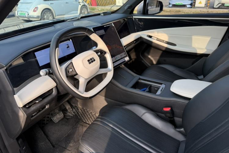 Used Geely Galaxy L7 2024 1.5T 115 km PLUS Dragon Edition Interior 2
