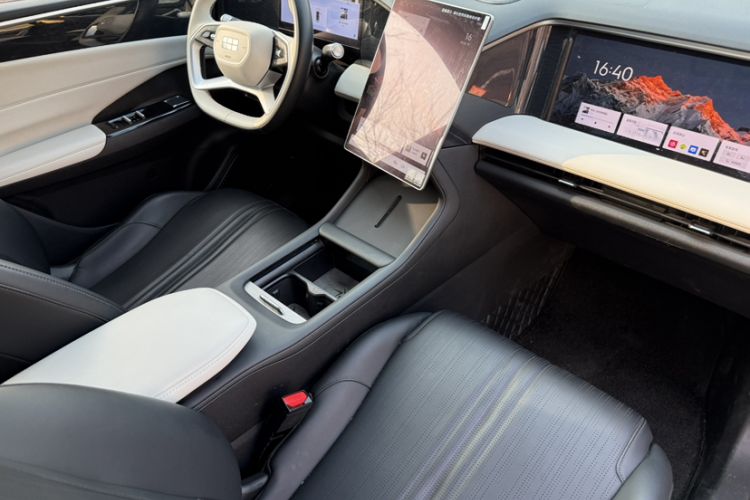 Used Geely Galaxy L7 2024 1.5T 115 km PLUS Dragon Edition Interior 5