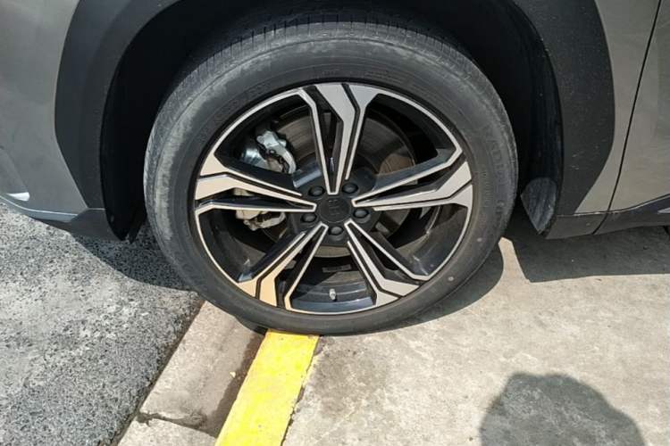 Used Geely Galaxy L7 2024 1.5T 115 km PLUS Dragon Edition Left Front Wheel Hub