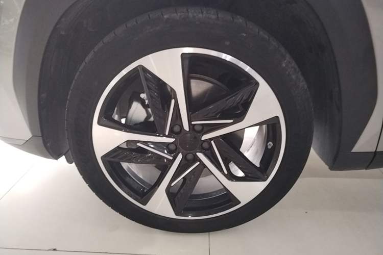 Used Geely Galaxy L7 2024 1.5T 115 km Starship Dragon Edition Left Front Wheel Hub