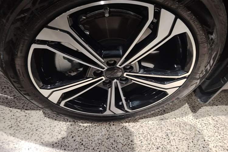 Used Geely Galaxy L7 2024 1.5T 115 km PLUS Dragon Edition Left Front Wheel Hub
