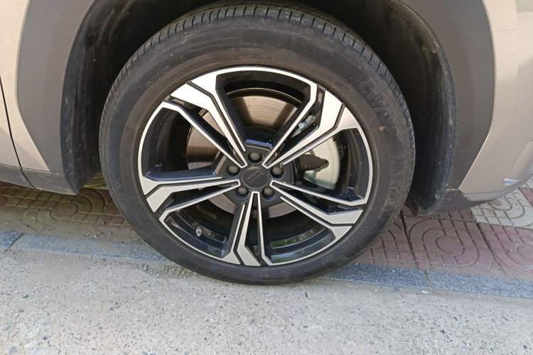 Used Geely Galaxy L7 2024 1.5T 115 km PLUS Dragon Edition Right Front Wheel Hub
