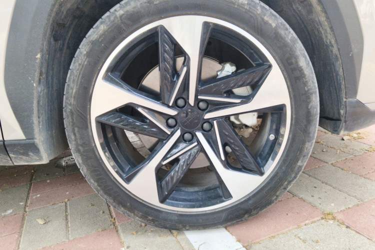 Used Geely Galaxy L7 2024 1.5T 115 km Starship Dragon Edition Right Front Wheel Hub