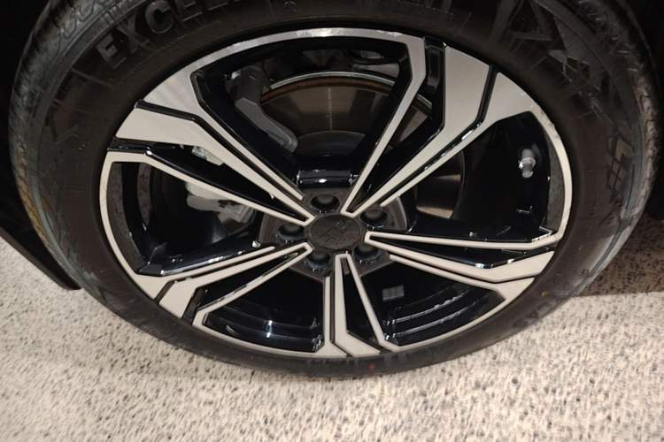 Used Geely Galaxy L7 2024 1.5T 115 km PLUS Dragon Edition Right Rear Wheel Hub