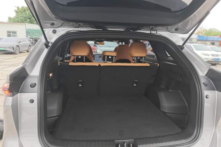 Used Geely Galaxy L7 2024 1.5T 115 km PLUS Dragon Edition Trunk