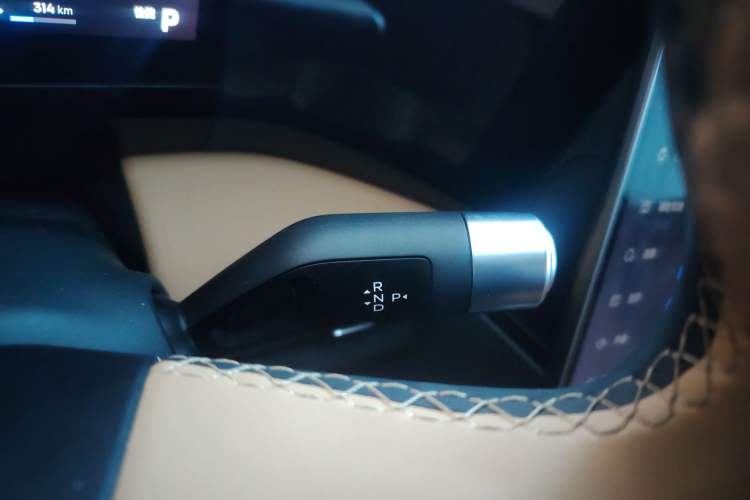 Used Geely Galaxy L7 2024 1.5T 55km PRO Dragon Edition Gear Lever
