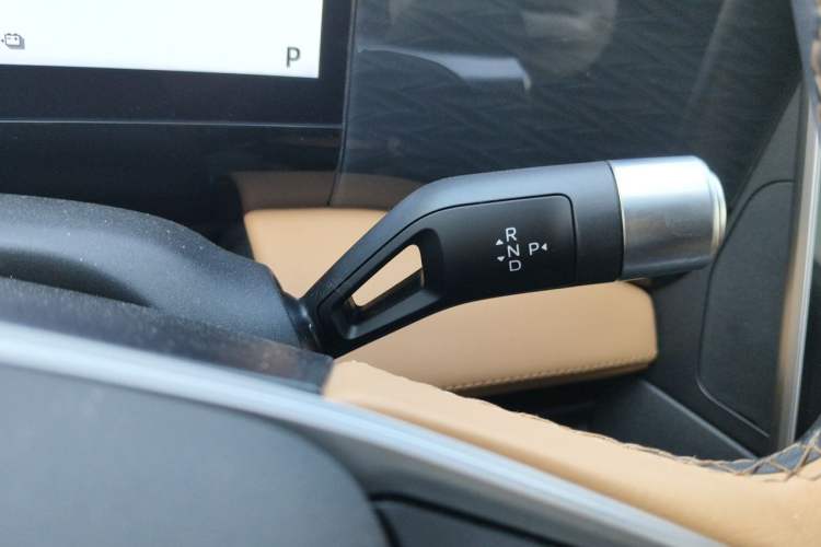Used Geely Galaxy L7 2024 1.5T 115 km PLUS Dragon Edition Gear Lever