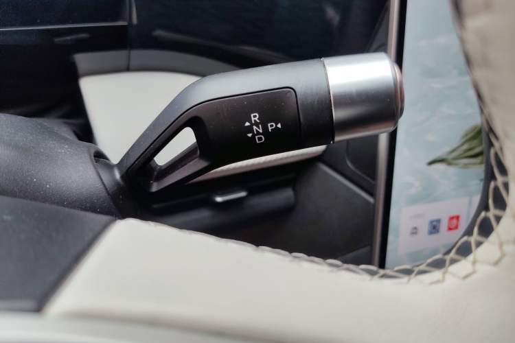 Used Geely Galaxy L7 2024 1.5T 115 km PLUS Dragon Edition Gear Lever