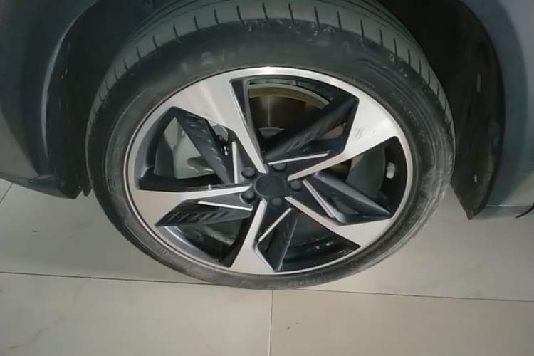 Used Geely Galaxy L7 2024 1.5T 115 km Starship Dragon Edition Left Front Wheel Hub
