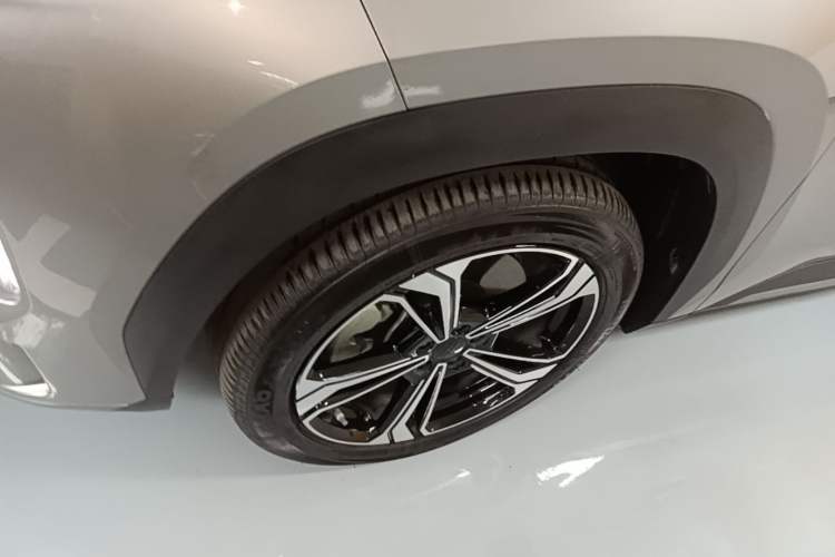 Used Geely Galaxy L7 2024 1.5T 115 km PLUS Dragon Edition Left Front Wheel Hub