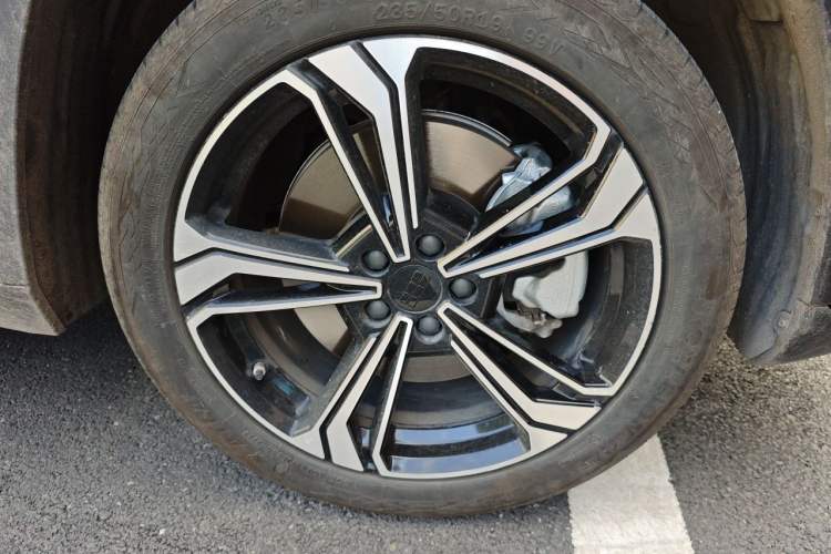 Used Geely Galaxy L7 2024 1.5T 115 km MAX Dragon Edition Right Front Wheel Hub