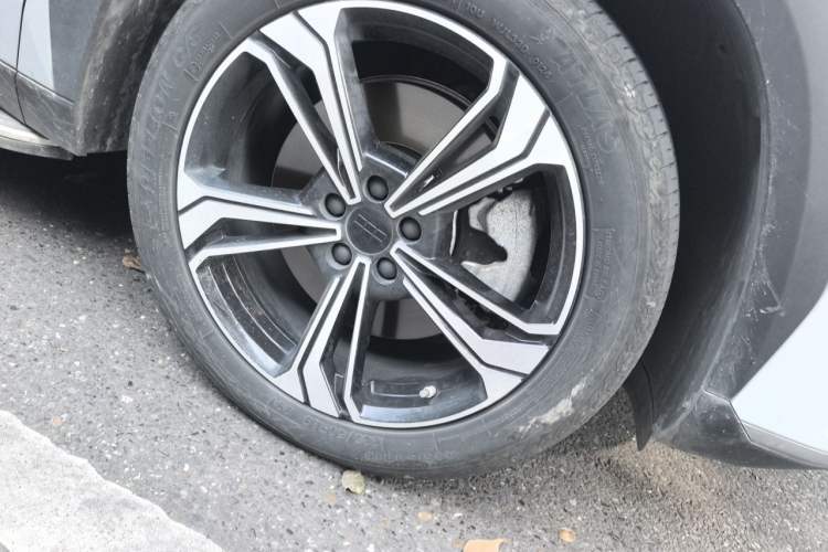 Used Geely Galaxy L7 2024 1.5T 115 km PLUS Dragon Edition Right Front Wheel Hub