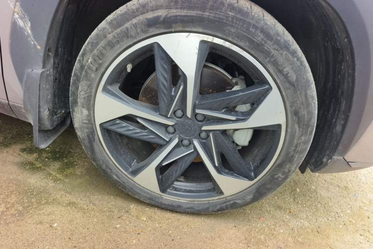 Used Geely Galaxy L7 2024 1.5T 115 km Starship Dragon Edition Right Front Wheel Hub
