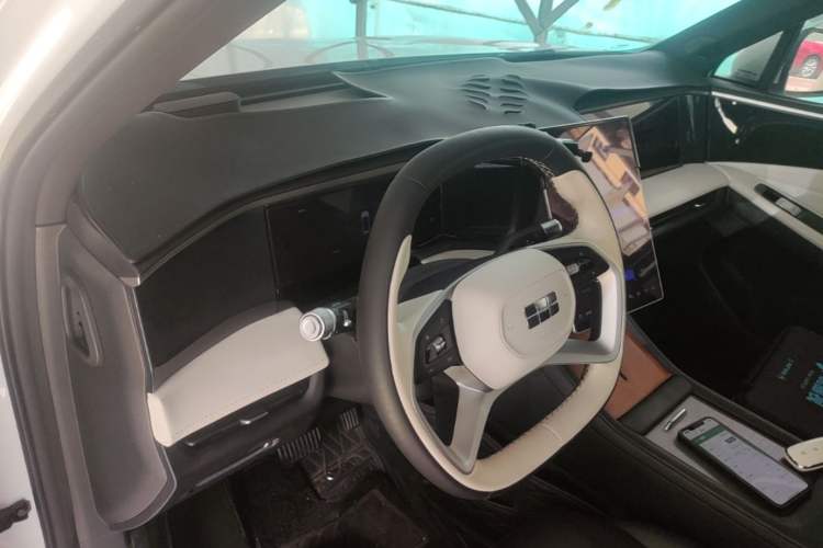 Used Geely Galaxy L7 2024 1.5T 115 km PLUS Dragon Edition Center Console
