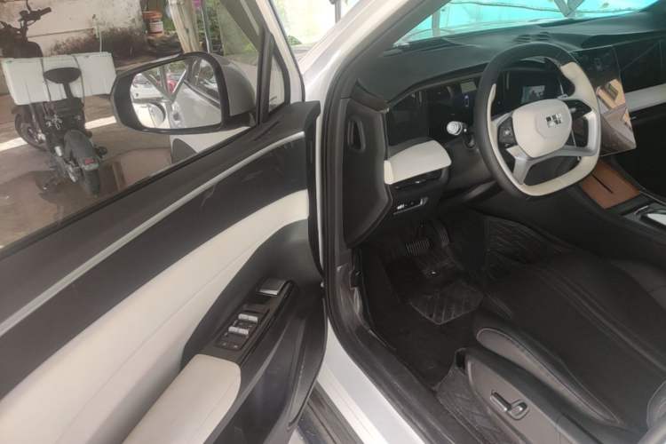 Used Geely Galaxy L7 2024 1.5T 115 km PLUS Dragon Edition Driver Seat