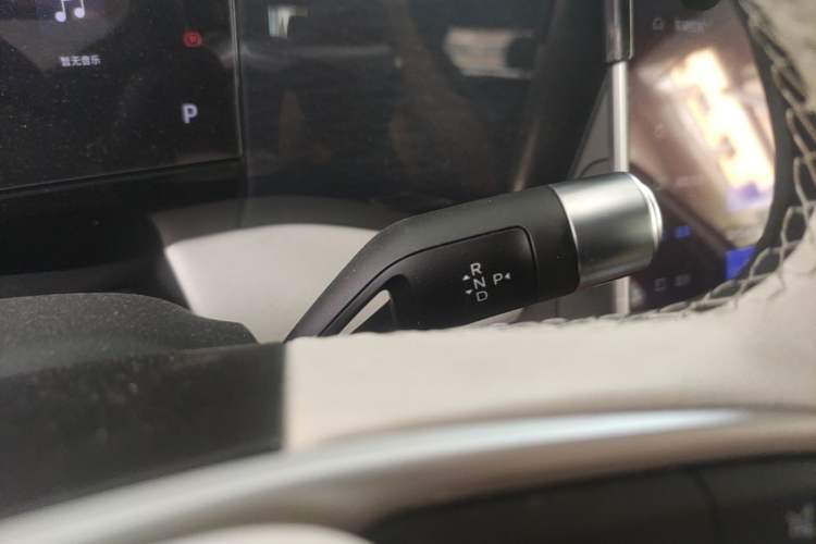 Used Geely Galaxy L7 2024 1.5T 115 km PLUS Dragon Edition Gear Lever