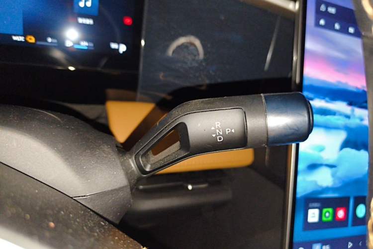 Used Geely Galaxy L7 2024 1.5T 115 km PLUS Dragon Edition Gear Lever