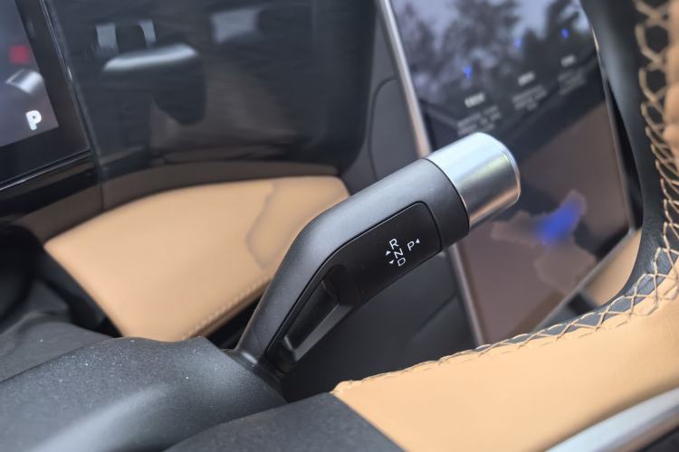 Used Geely Galaxy L7 2024 1.5T 115 km PLUS Dragon Edition Gear Lever