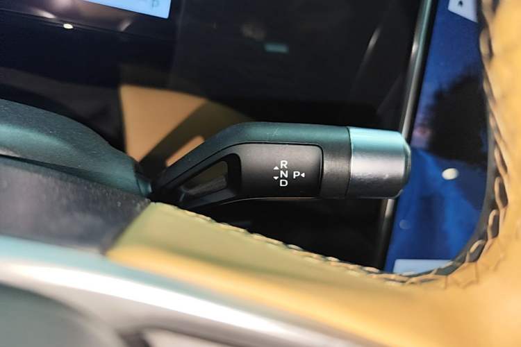 Used Geely Galaxy L7 2024 1.5T 115 km PLUS Dragon Edition Gear Lever