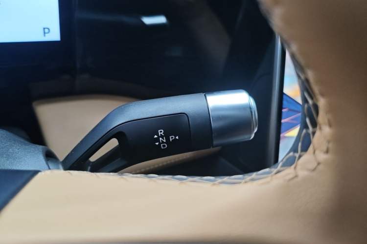 Used Geely Galaxy L7 2024 1.5T 115 km PLUS Dragon Edition Gear Lever
